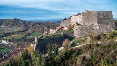 La fortezza millenaria inespugnabile, tra prigioni, principesse, fantasmi e celebri fuggitivi, dove arte e panorami abbracciano tre regioni: il Forte di Gavi