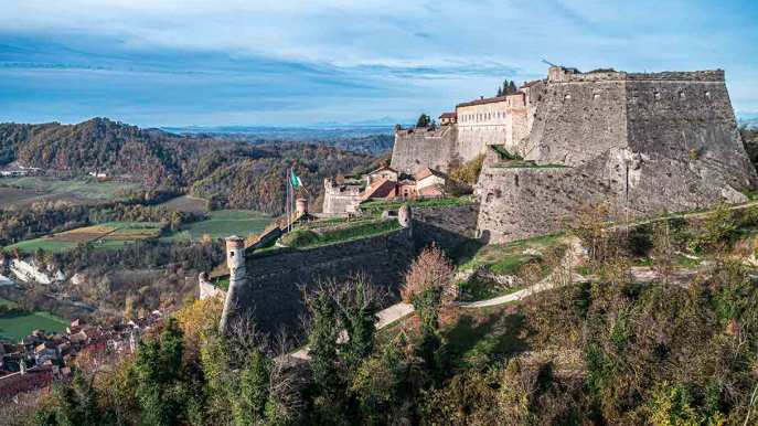 La fortezza millenaria inespugnabile, tra prigioni, principesse, fantasmi e celebri fuggitivi, dove arte e panorami abbracciano tre regioni: il Forte di Gavi