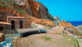 Il balcone scavato nella roccia a picco sul Sulcis: Galleria Henry, viaggio tra buio, rotaie e mare