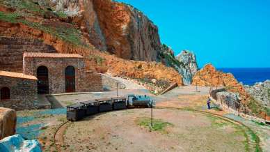 Il balcone scavato nella roccia a picco sul Sulcis: Galleria Henry, viaggio tra buio, rotaie e mare