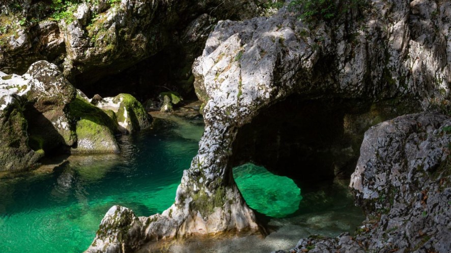 Tra le rocce e le acquee di Mostnica, la gola della Slovenia che incanta (e intriga) i viaggiatori