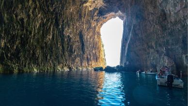 Il rifugio del leggendario marinaio nel cuore della roccia e del mare: la Grotta di Haxhi Ali in Albania