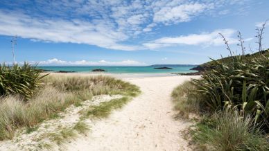 Herm, l’isola senza auto tra spiagge bianche e silenzio