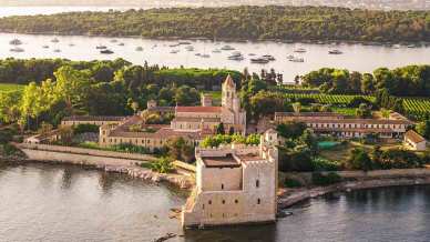 Vivere l’abbazia di Saint-Honorat nel silenzio (anche quando si mangia) sull’isola-monastero più suggestiva del Mediterraneo
