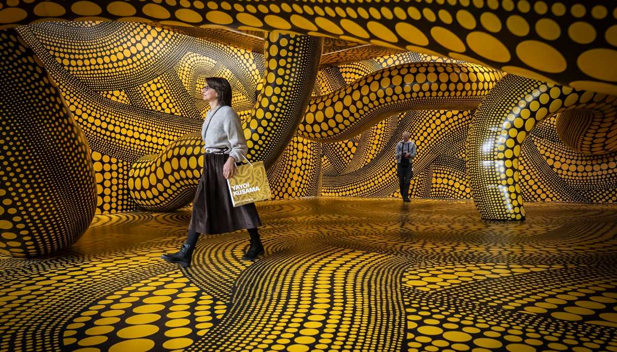 Un esempio di "Infinity Mirrored Room" di Yayoi Kusama