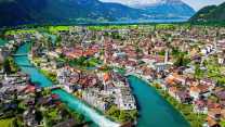 La cittadina immersa tra due laghi e tre giganti alpini: l’elegante Interlaken