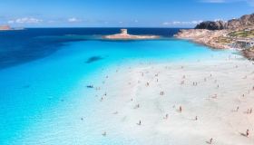 La Pelosa incanta il mondo: è tra le 50 spiagge più belle del 2026
