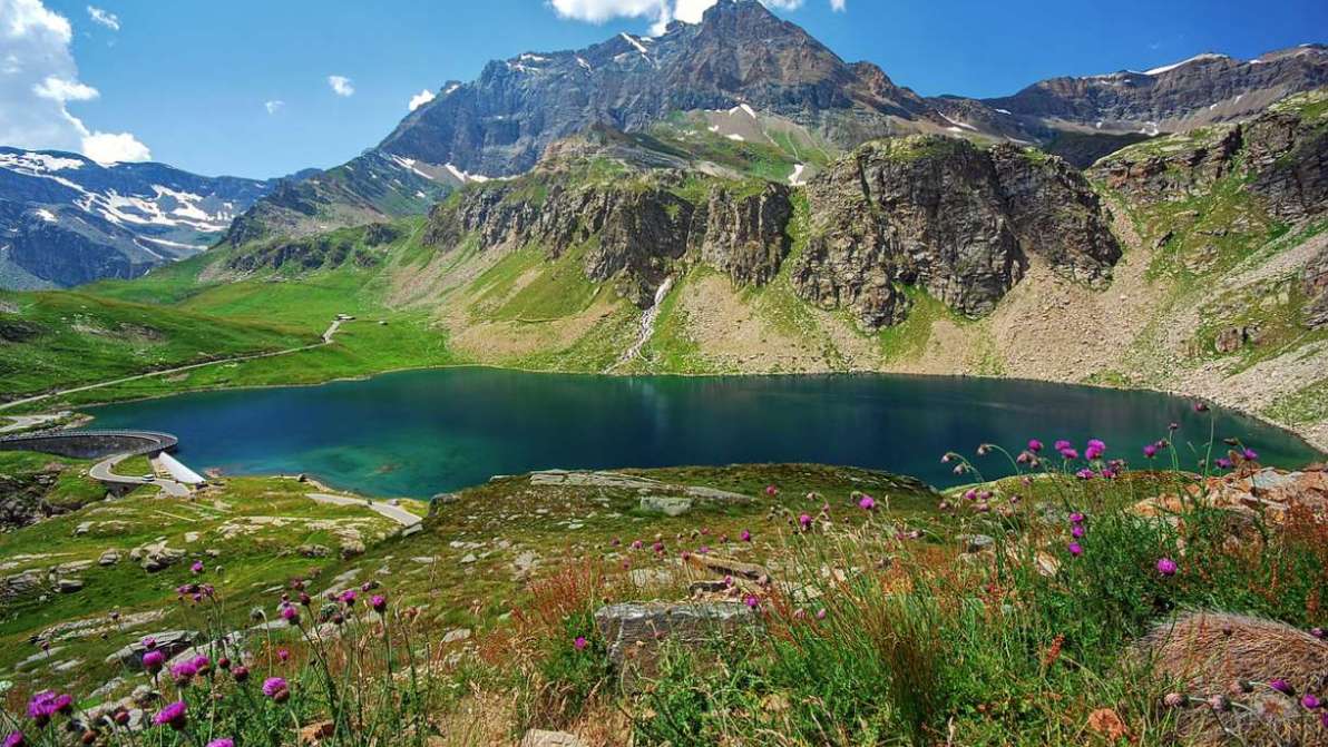 Incanto ad alta quota: viaggio straordinario al Lago Agnel, specchio selvaggio del Piemonte