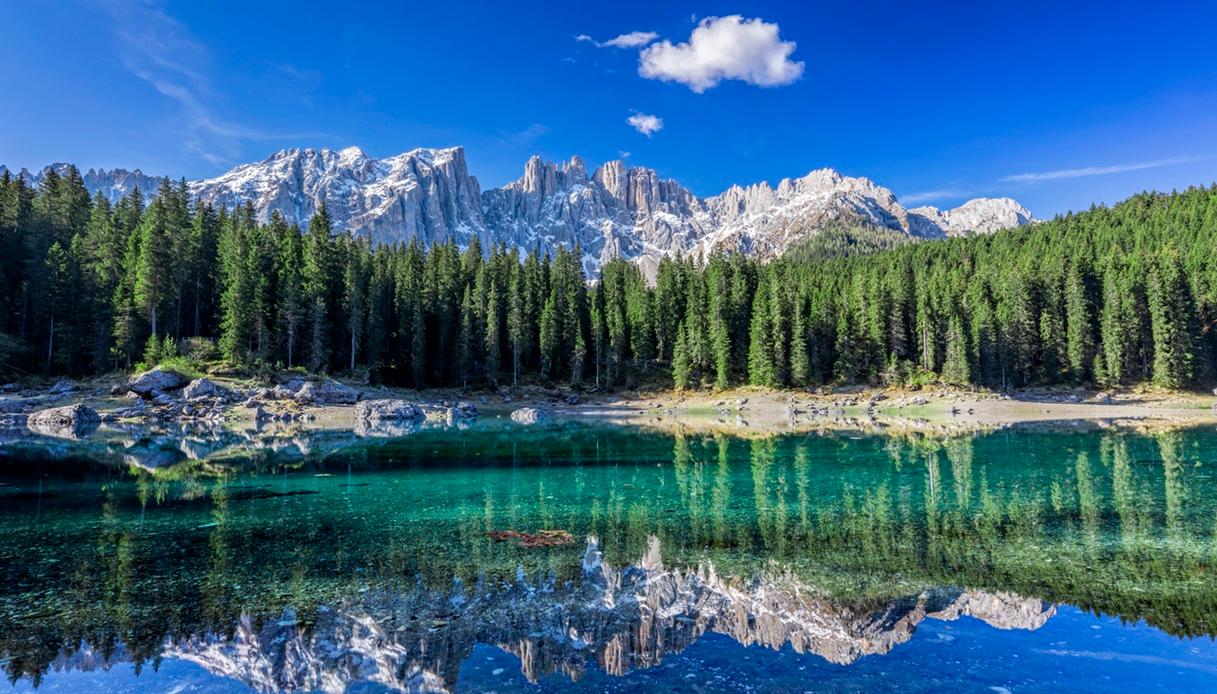 Lago di Carezza, nelle Dolomiti in Trentino-Alto Adige