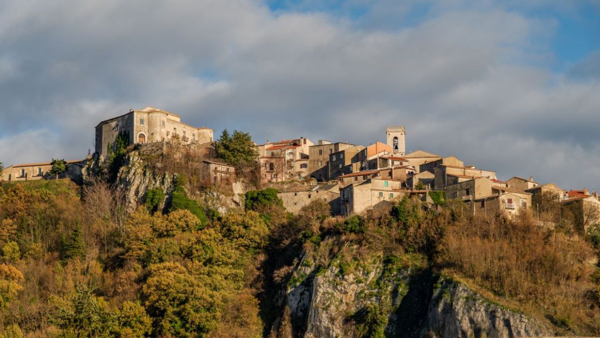 Macchiagodena, il borgo dei libri che guarda il Matese