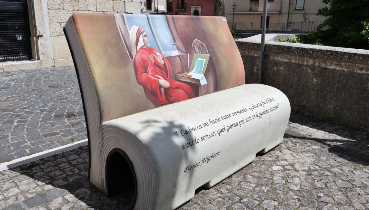 Panchina letteraria di Dante Alighieri sulla Terrazza della Lettura a Macchiagodena, Molise