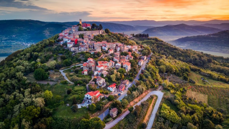 Tra le mura millenarie, il tartufo e le nebbie dell’Istria c’è Motovun, borgo popolato dai giganti