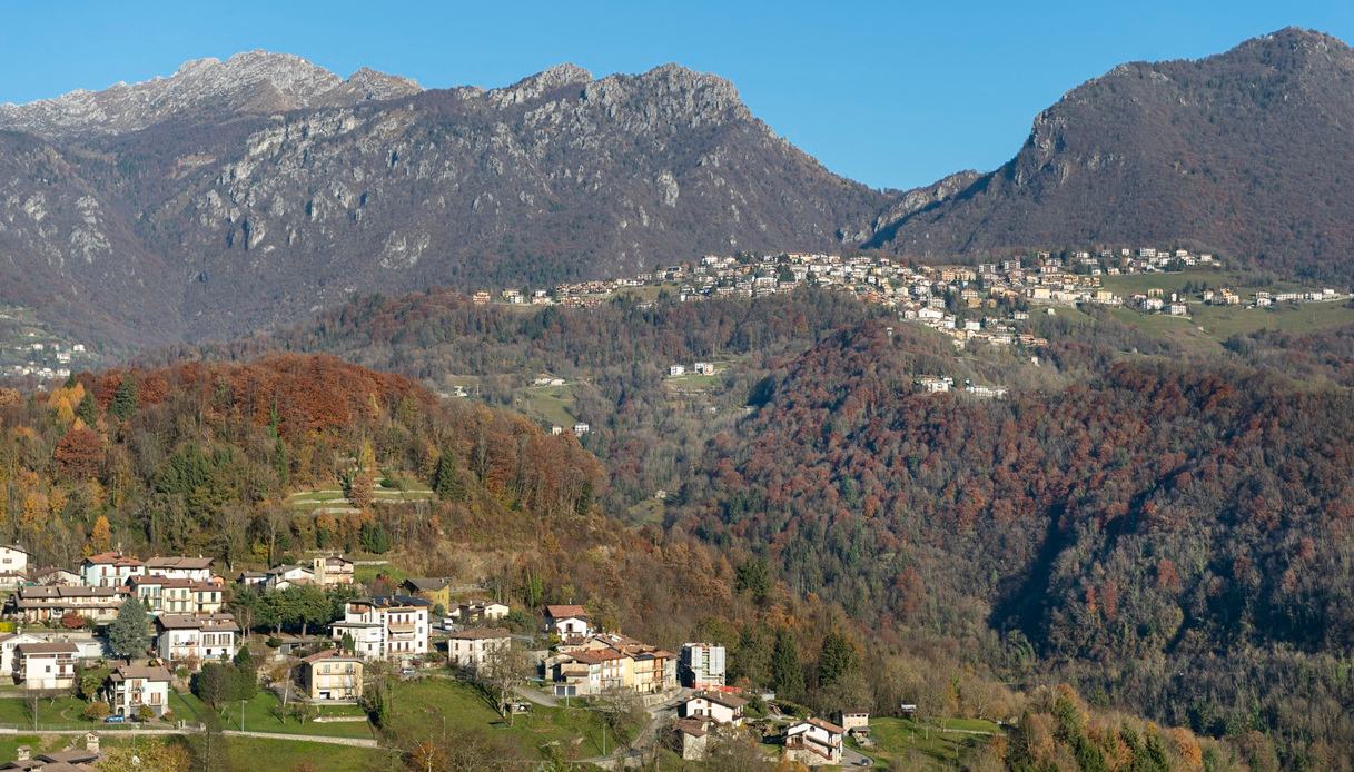 Due abitanti e una strada lastricata di libri: il borgo di Tagliata è una libreria a cielo aperto unica al mondo