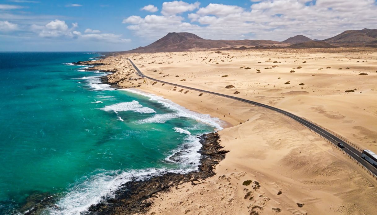 Vista aerea della spiaggia di Alzada nel parco di Corralejo, Fuerteventura, Isole Canarie