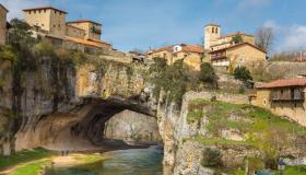 L’incantevole borgo di pietra costruito sul leggendario Ponte di Dio: Puentedey, gioiello spagnolo