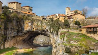 L’incantevole borgo di pietra costruito sul leggendario Ponte di Dio: Puentedey, gioiello spagnolo