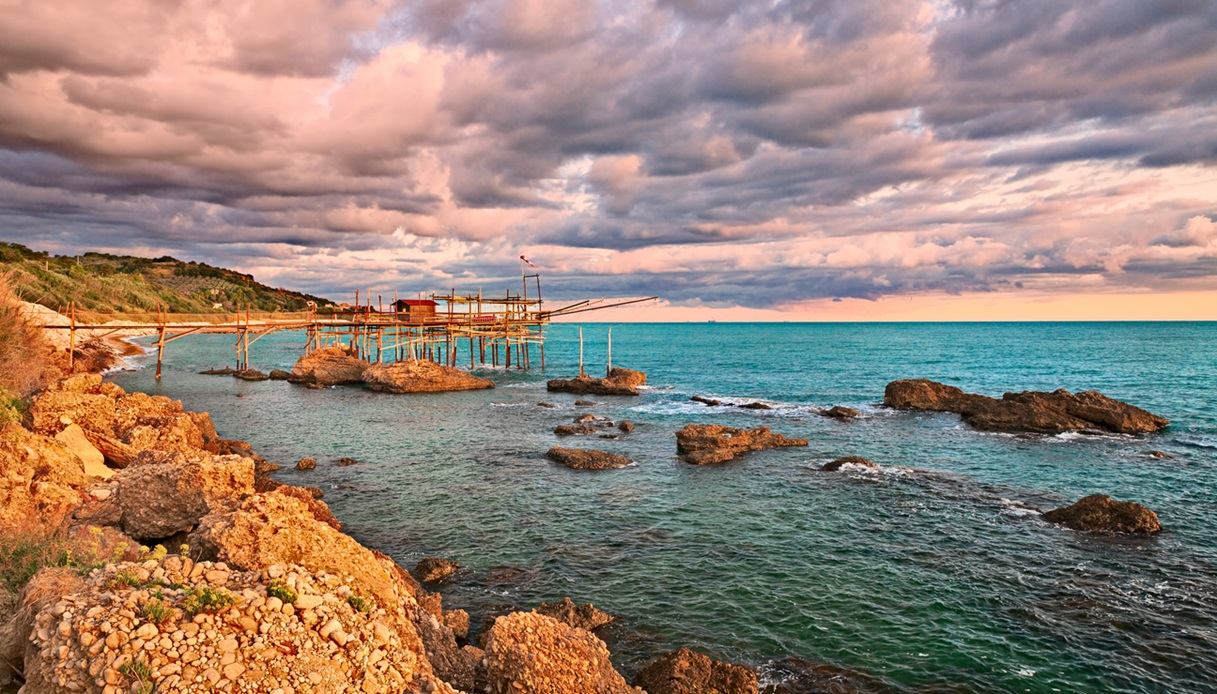 Rocca San Giovanni con i tipici trabocchi