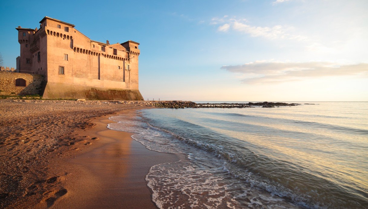Spiaggia di Santa Severa con il suo Castello 