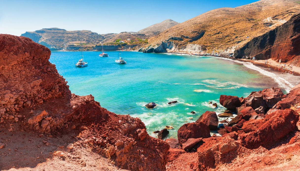 Spiaggia rossa sull'isola di Santorini, Grecia