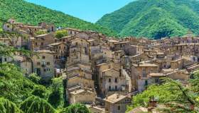 Cervi braccati e trattati come attrazioni: a Scanno arriva l’ordinanza anti-maleducati