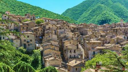 Cervi braccati e trattati come attrazioni: a Scanno arriva l’ordinanza anti-maleducati