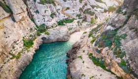 C’è una gola segreta che si apre sul mare più blu di Malta: Wied il-Għasri