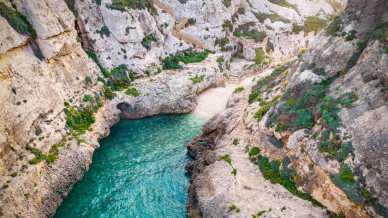 C’è una gola segreta che si apre sul mare più blu di Malta: Wied il-Għasri