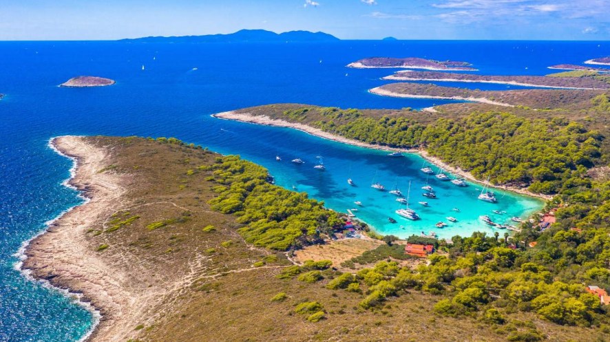 Il volto più genuino dell’Adriatico è qui: Sveti Klement, l’isola dove l’unico suono è il canto delle cicale