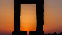 L’emozionante abbraccio di pietra tra Apollo e il tramonto: Portara di Naxos, affacciata sul blu dell’Egeo