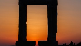 L’emozionante abbraccio di pietra tra Apollo e il tramonto: Portara di Naxos, affacciata sul blu dell’Egeo