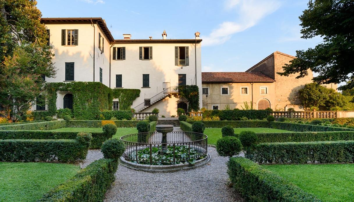 Villa Marchetti con i suoi eleganti giardini a Erbusco
