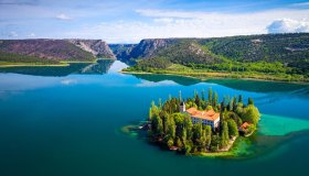 L’isola-monastero che galleggia su un lago smeraldo: Visovac, perla della Croazia