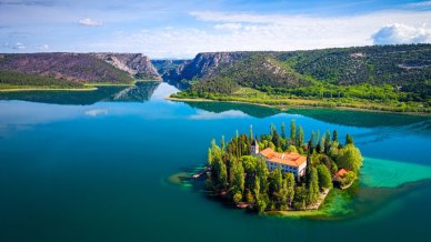 L’isola-monastero che galleggia su un lago smeraldo: Visovac, perla della Croazia