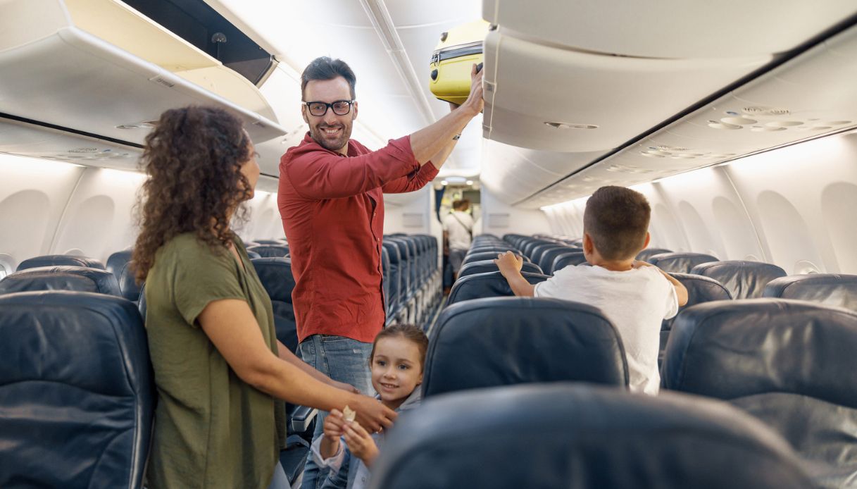 Famiglia in aereo con bambini