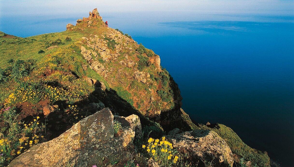 Alicudi, in cima al Filo dell'Arpa