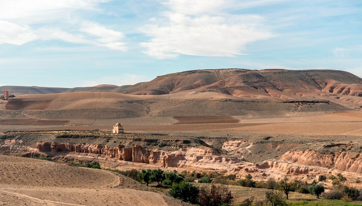 C'&egrave; anche il deserto di Agafay tra i luoghi dov'&egrave; stata girata "ATOMIC", la nuova serie di Sky