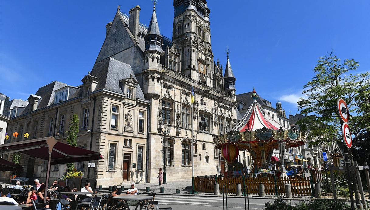 A Compiègne, in Alta Francia, sono state girate le scene all'interno del carcere del film "Borgo"