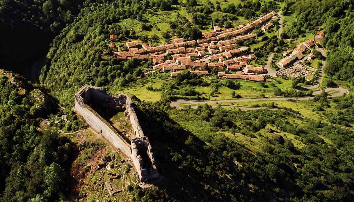 Abbarbicato su uno sperone di roccia, è stato teatro di una tragedia che ha segnato la storia: il Castello di Montségur