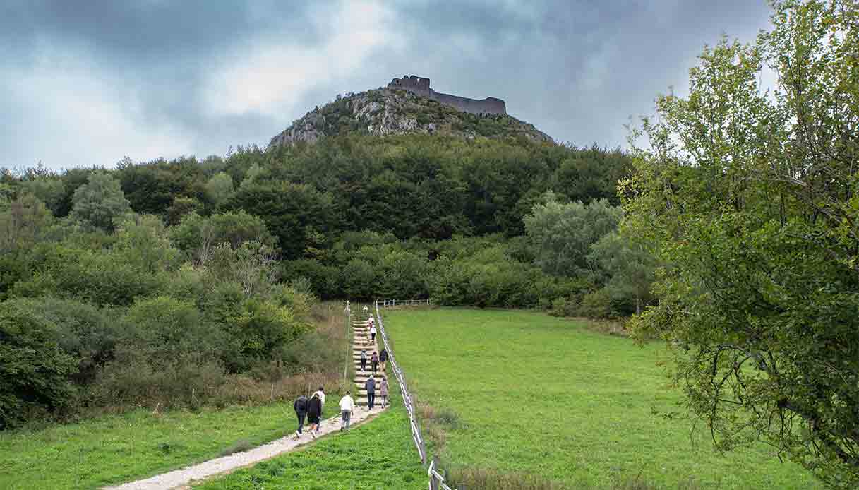 castello-montsegur-francia-turisti