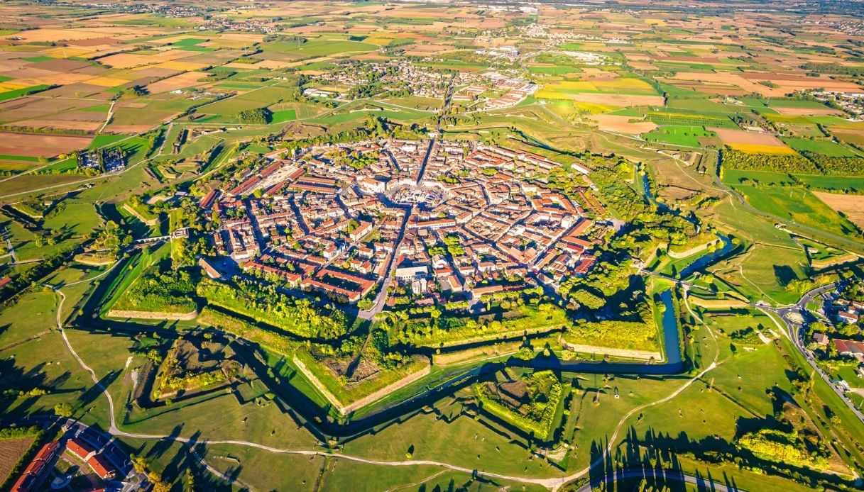 https://siviaggia.it/wp-content/uploads/sites/2/2026/08/evento-palma-alle-armi-palmanova.jpg