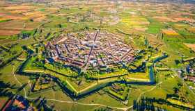Nel borgo a forma di stella prendono vita sfilate e duelli: un viaggio indietro nel tempo al 1615