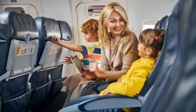 Posti vicini gratis in aereo dal 2027, cambiano le regole per i viaggi in famiglia