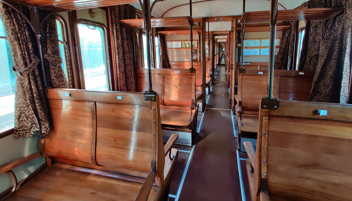 Interno del treno storico su cui viaggiare in autunno