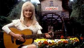 Dallo chalet di legno senza luce né acqua a Dollywood al nuovo hotel-museo, i luoghi di Dolly Parton, regina della musica country
