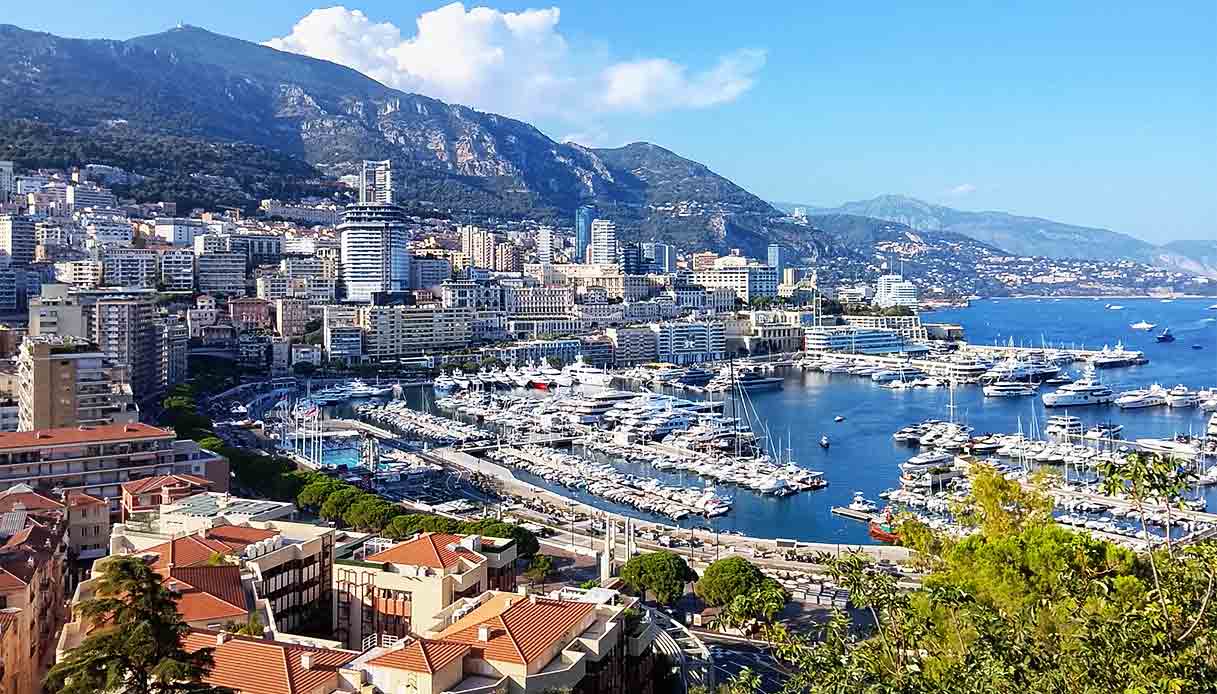 https://siviaggia.it/wp-content/uploads/sites/2/2026/08/montecalro-panorama.jpg