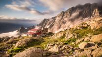Tutti pazzi per i rifugi di montagna: la nuova fuga nella natura che conquista