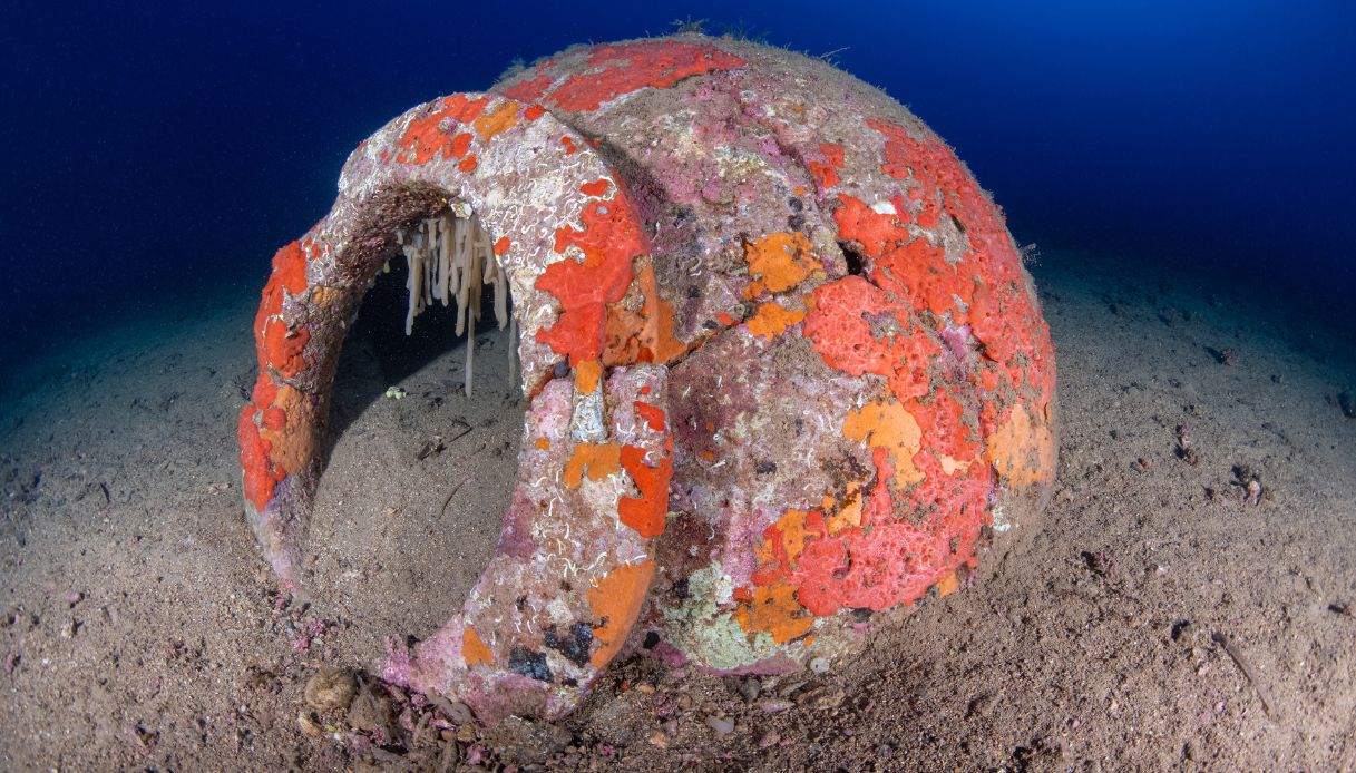 Primo piano di un dolium romano sul fondale sabbioso dell'Isola d'Elba