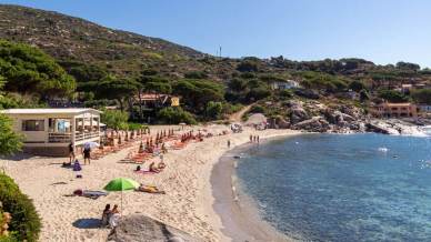All’isola d’Elba riemerge dopo 29 anni una lettera struggente: “Addio amica mia”