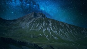 Le migliori mete italiane per ammirare le stelle cadenti ad agosto, lontano dalle luci
