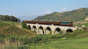 Tornano i treni storici in Campania: viaggi affascinanti tra regge, borghi e paesaggi suggestivi